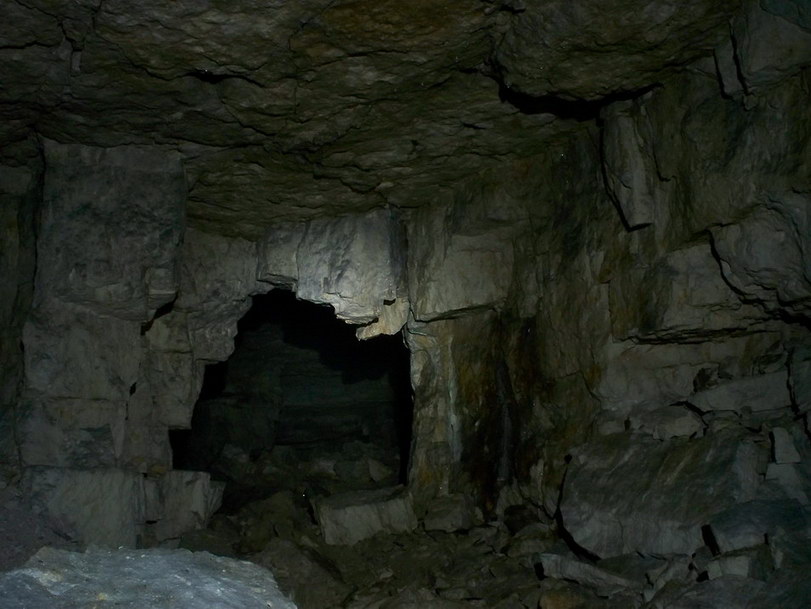 Пещера Ледяная Сказка в Тверской области недалеко от Старицы в ста метрах от русла Волги, 
