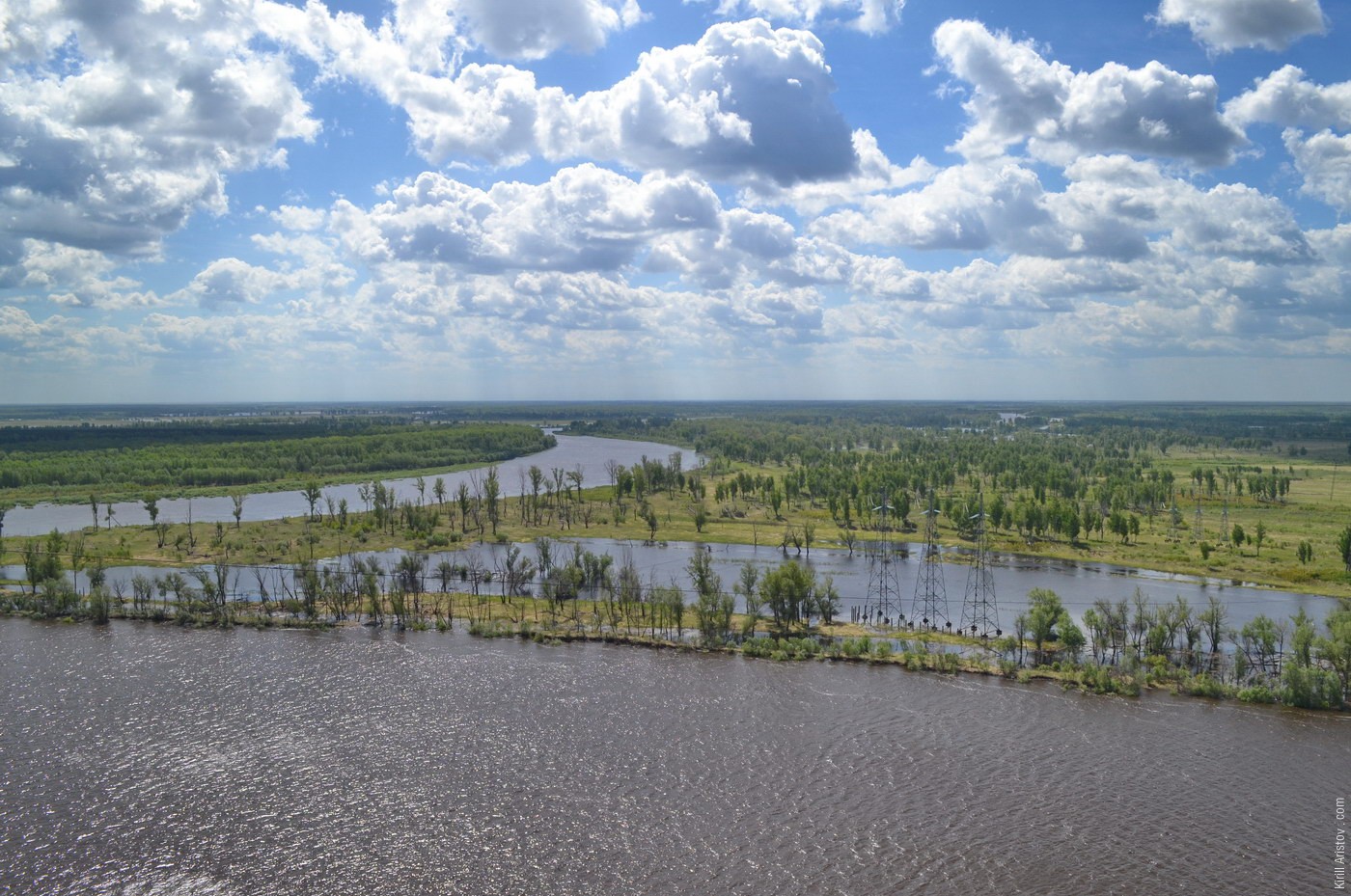 Вид на разлившуюся реку с опоры ЛЭП, Место: Река Тобол. Ярковский район, Тюменская область, Россия.