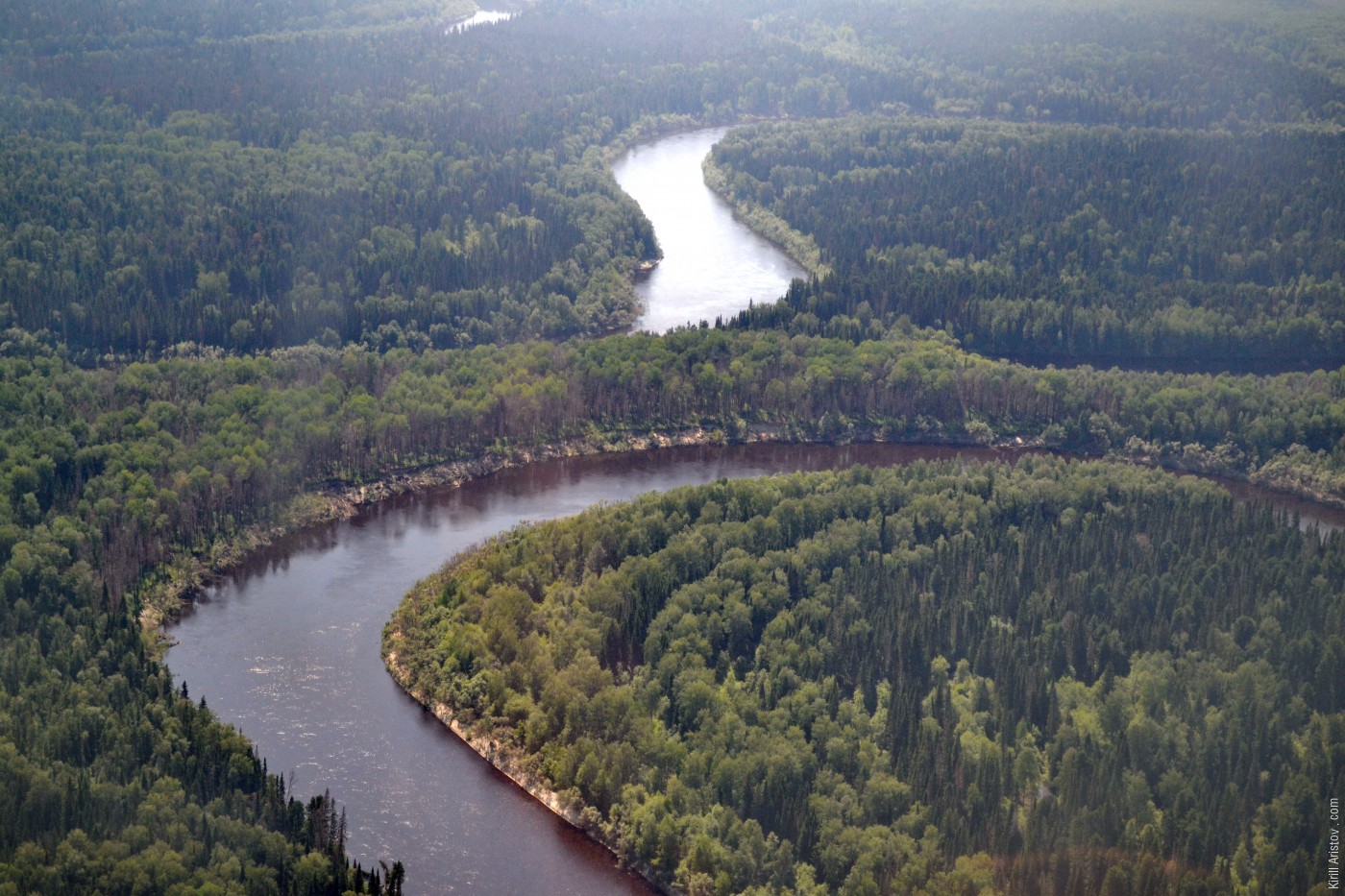 Два меандра, близко подходящие друг к другу, Место: Река Демьянка. Уватский район, Тюменская область, Россия.