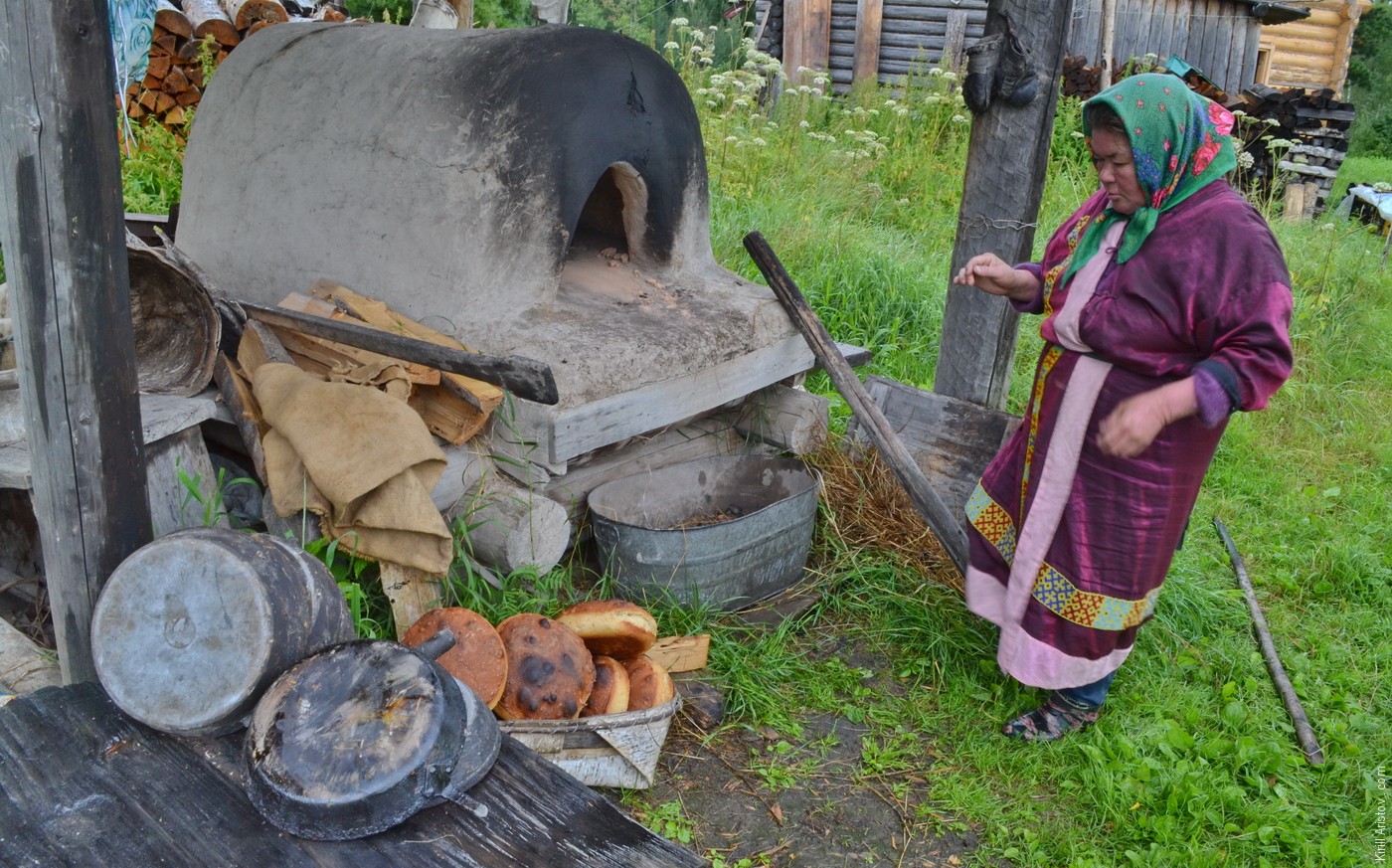 Елена вынимает хлеб из печи, Место: Деревня Ярсино на реке Демьянка. Уватский район, Тюменская область, Россия.