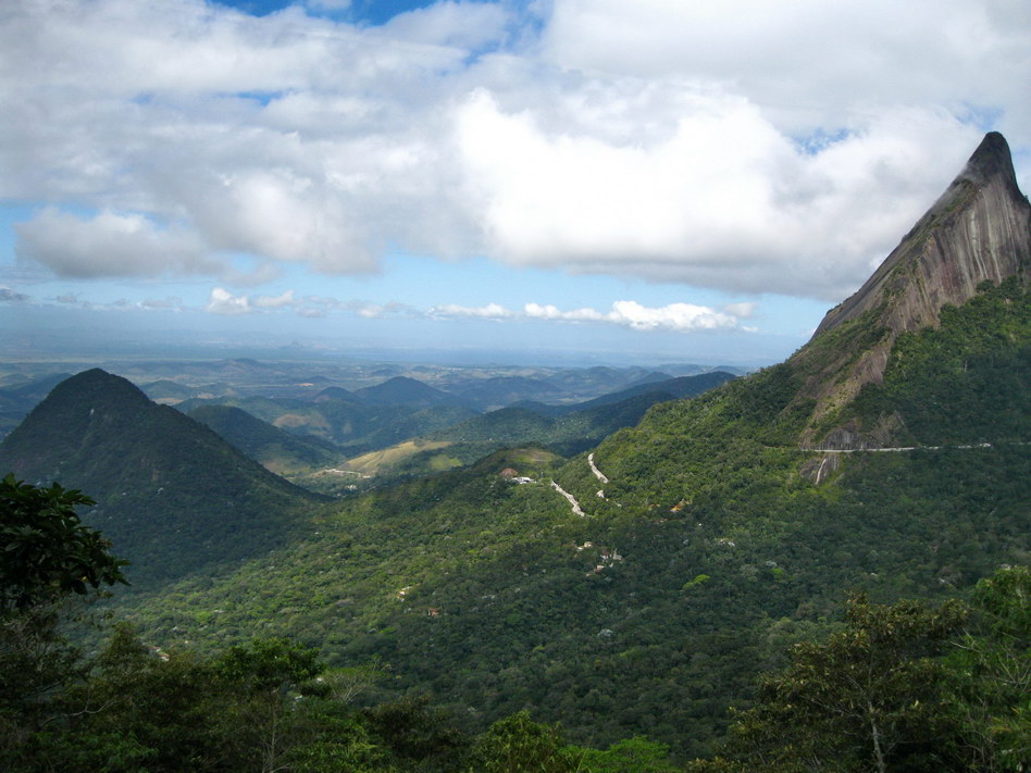 Внизу петляет моя дорога. Высота почти километр. Справа за границей кадра гора God's Finger (Dedo de Deus), Location: Бразилия, округ Рио-де-Жанейро.