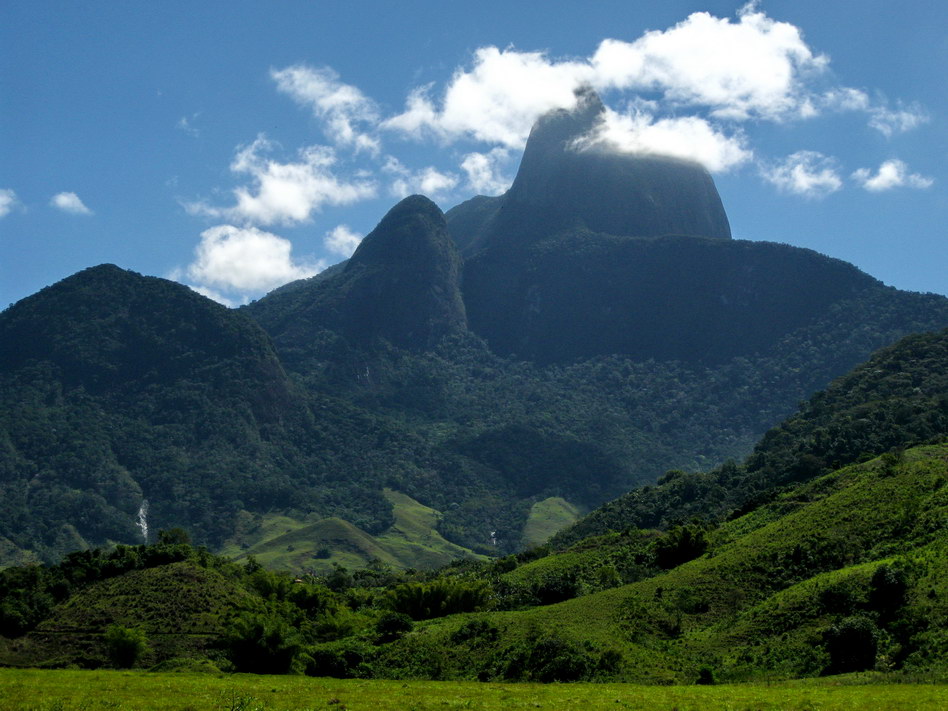 С гор сбегают ручьи, Location: Бразилия.