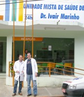 Doctors from Glicerio&#039;s hospital. За стеклянными дверьми видны носилки для скорой помощи. 