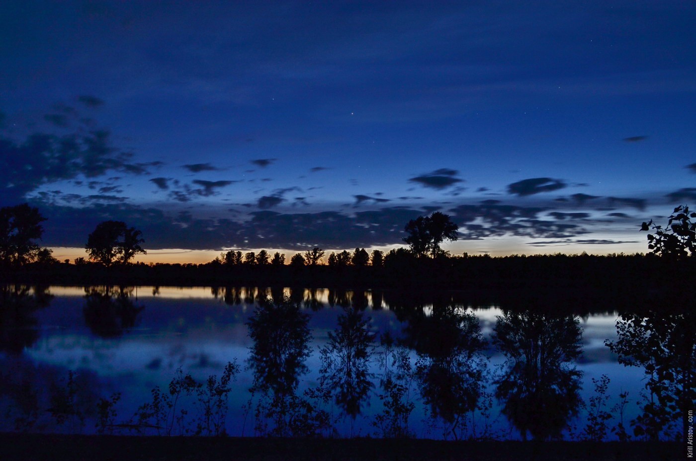 Догорает закат над рекой и стоянкой, Location: Река Тобол. Ярковский район, Тюменская область, Россия.