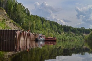 Причал нефтяников немного выше устья реки Тямка. Река — единственный способ летней доставки грузов на промыслы.