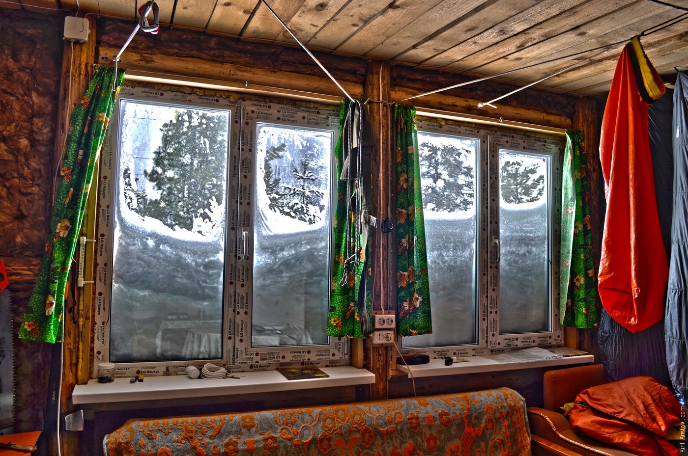 После очередного снегопада окна замело наполовину, Location: Село Балыкса, Аскизский район, Республика Хакасия, Россия.