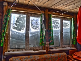 После очередного снегопада окна замело наполовину, Location: Село Балыкса, Аскизский район, Республика Хакасия, Россия.