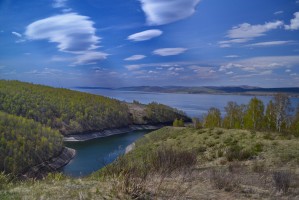 Красноярское водохранилище на реке Енисей. 