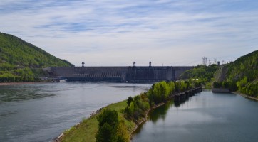 Плотина Красноярской ГЭС на реке Енисей. 