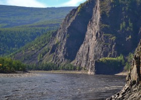 Воды реки упираются в хребет и поворачивают на восток, Location: Река Олёкма. Олёкминский улус, республика Саха (Якутия), Россия.